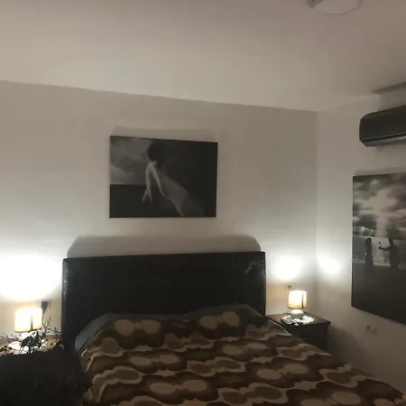 Relax & Chill Inn, In Center Of דירה טיראנה