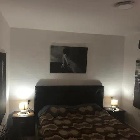 Relax & Chill Inn, In Center Of דירה טיראנה